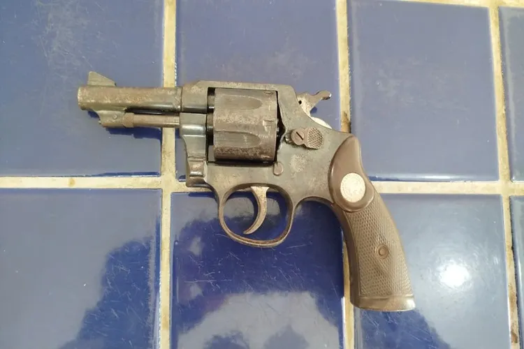 Homem com histórico de roubo é preso com arma e drogas em Brumado