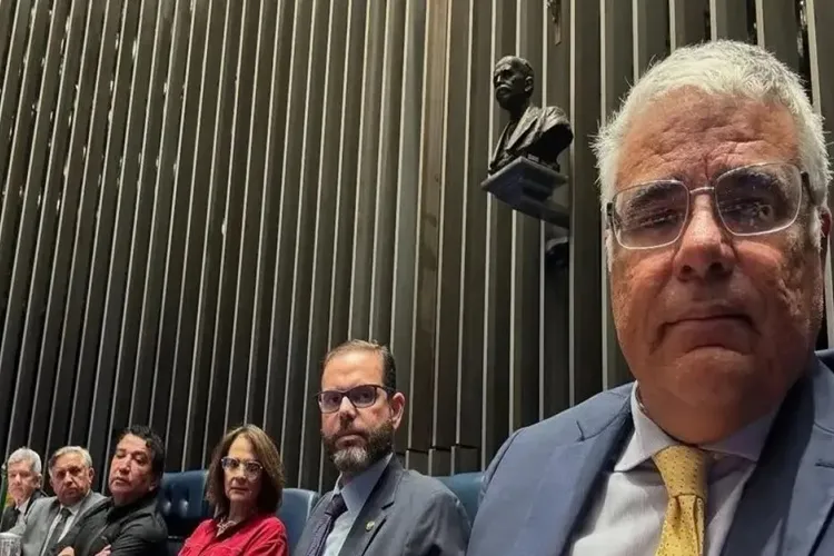 Senadores de oposição ocupam plenário e exigem impeachment de Alexandre de Moraes