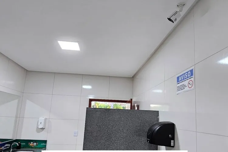Prefeitura de Paramirim instala câmeras de segurança em banheiros públicos após furto