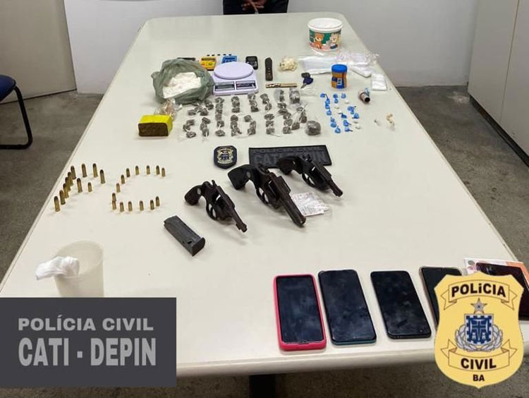 Polícia Civil localiza armas e entorpecentes durante operação em Jequié
