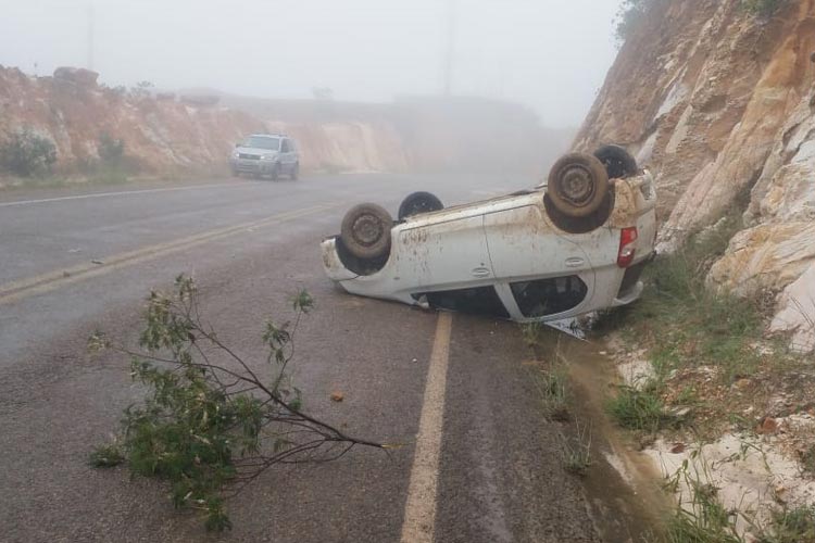 Rio de Contas: Carro capota na BA-148 nas imediações do Bairro Sossego