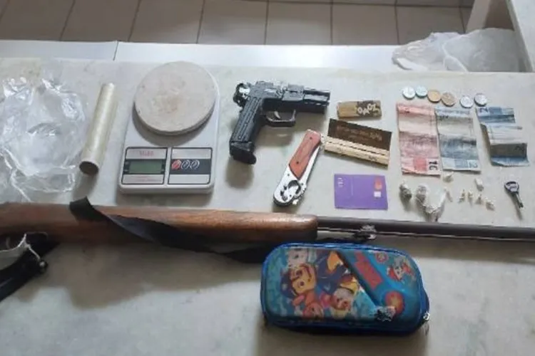 79ª CIPM apreende arma de fogo, simulacro e drogas em Poções