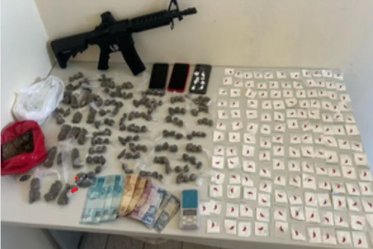 Organização criminosa é desarticulada e polícia simulacro de fuzil em Condeúba