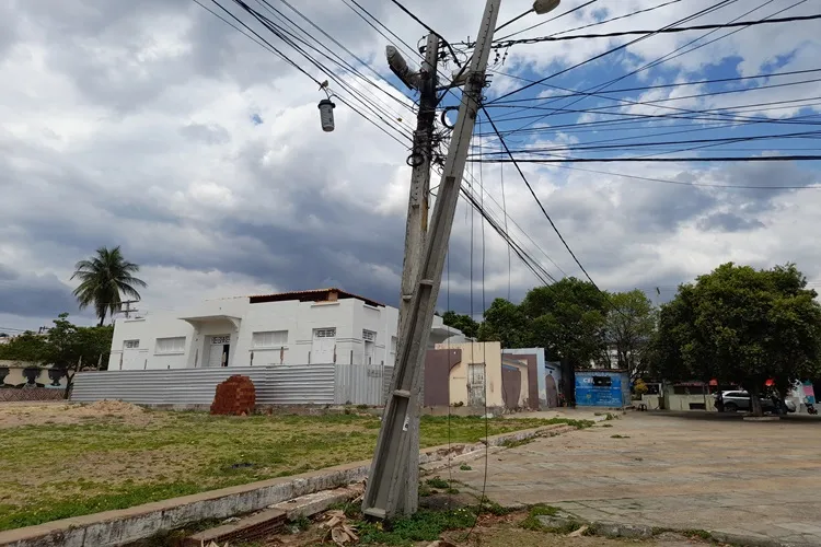 Brumado: Poste ameaça cair no centro comercial, 'Coelba sabe, mas demora a agir', diz chaveiro