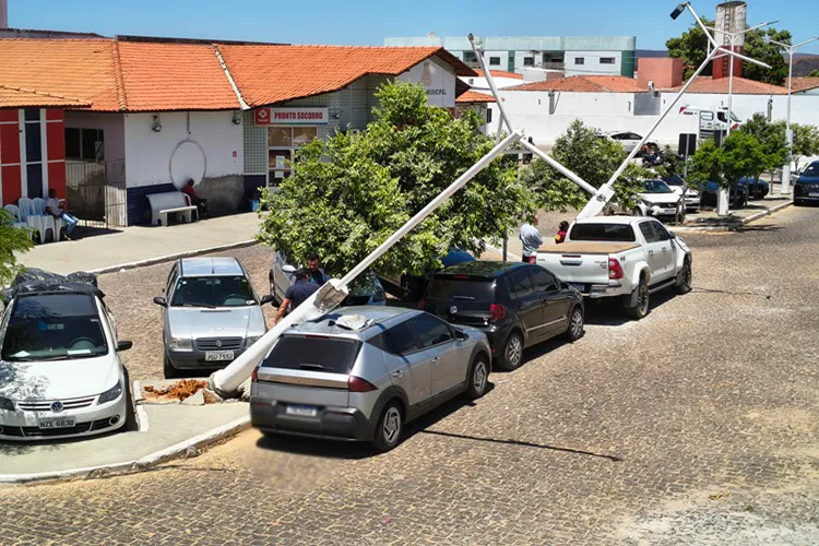 VÍDEO: Vendaval arranca coberturas e derruba postes sobre veículos em hospital de Brumado