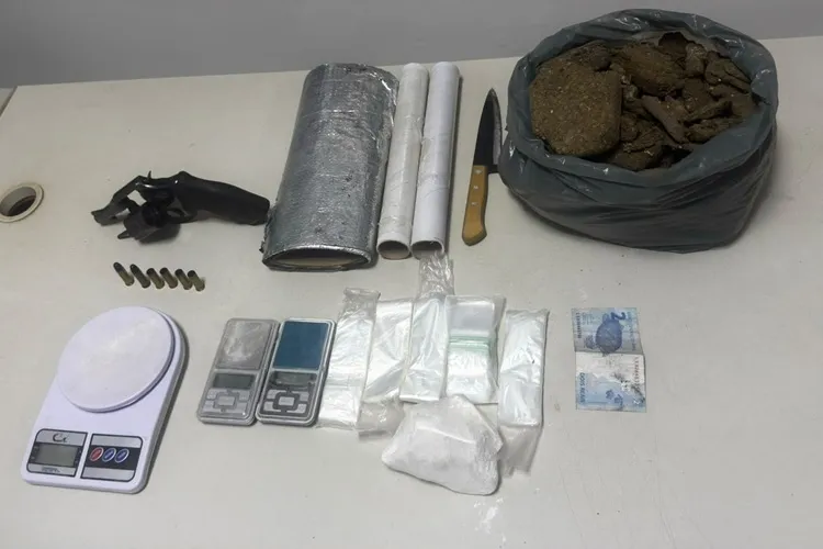Suspeito morre em confronto e PM apreende de arma e 2,6 kg de drogas em Feira da Mata