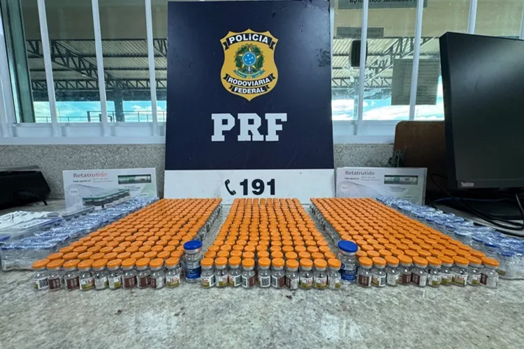 Ônibus é interceptado com 14kg de drogas e medicamentos ilegais em Vitória da Conquista