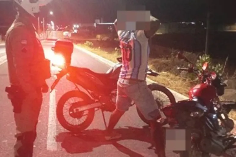 Guanambi: 17º BPM apreende quase R$ 3 mil suspeito escondido em short de motociclista