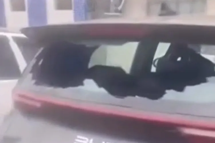 VÍDEO: Homem em situação de rua é preso após depredar seis carros em Vitória da Conquista