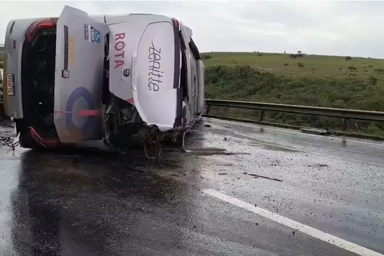 Dezesseis pessoas ficam feridas após ônibus tombar no sudoeste baiano