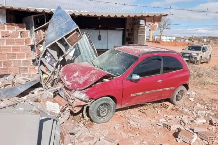 Homem furta carro de vizinho e bate em galpão na zona rural de Tanhaçu