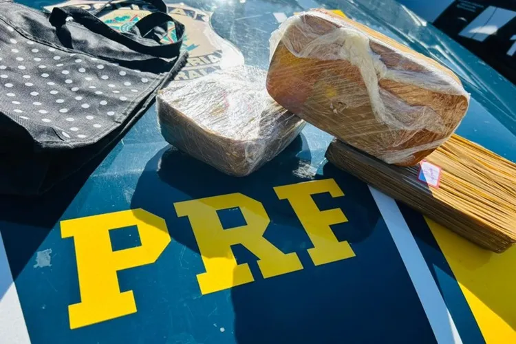 PRF apreende 3 kg de cocaína em ônibus na BR-116 em Jequié