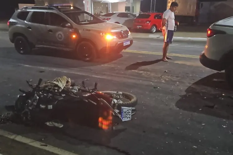 Condutor de moto morre após colidir com carro na entrada de Macaúbas