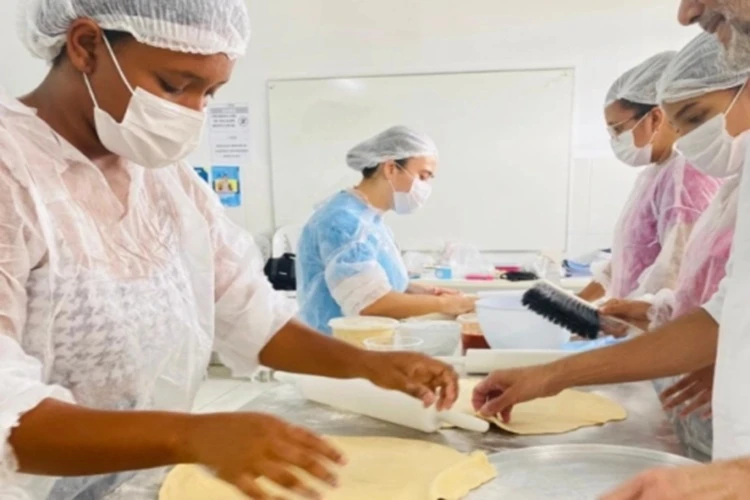 Prefeitura de Brumado conclui cursos profissionalizantes com alunos da rede municipal