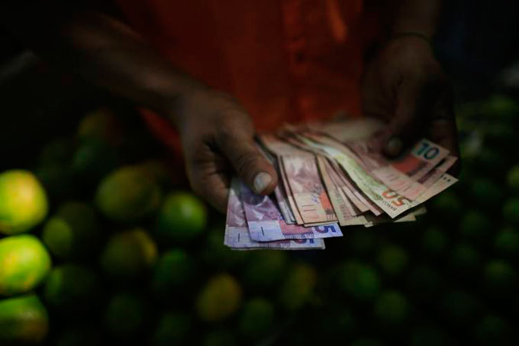 Confiança do comércio sobe e atinge maior nível desde 2013