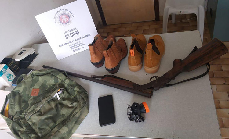 Submetralhadora artesanal é encontrada com dupla em Potiraguá