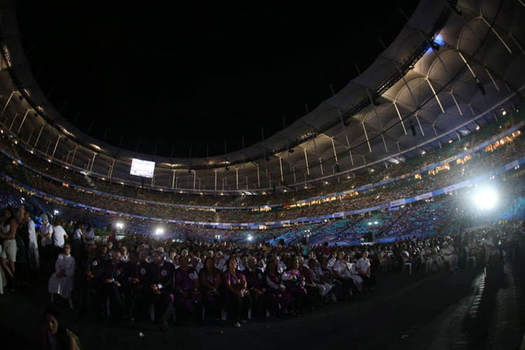1ª missa a Santa Dulce dos Pobres reúne 49 mil pessoas na Arena Fonte Nova em Salvador