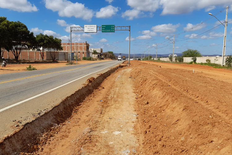 Briga entre prefeito e governador paralisa obras e vala gera riscos na BA-148 em Brumado