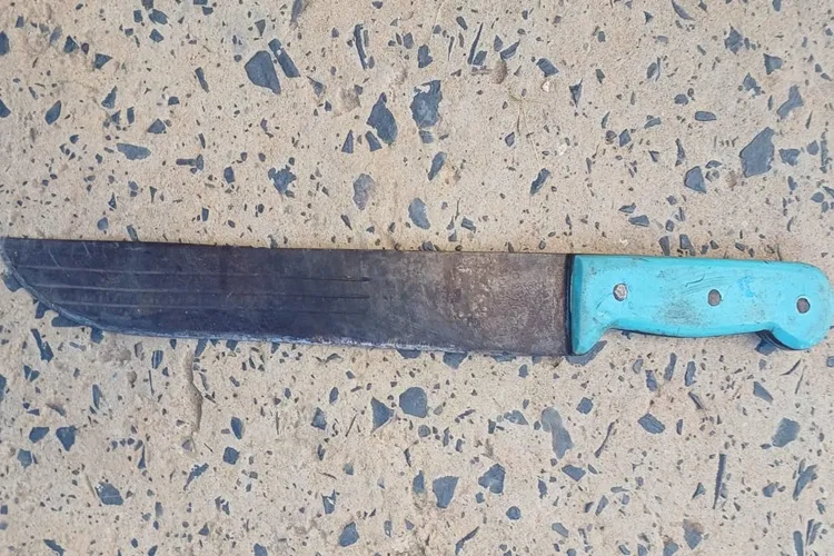 Homem em surto psicótico armado com facão é contido em Carinhanha