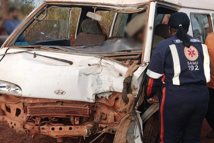 VÍDEO: Van do transporte escolar perde os freios e bate em residência em Ibicoara