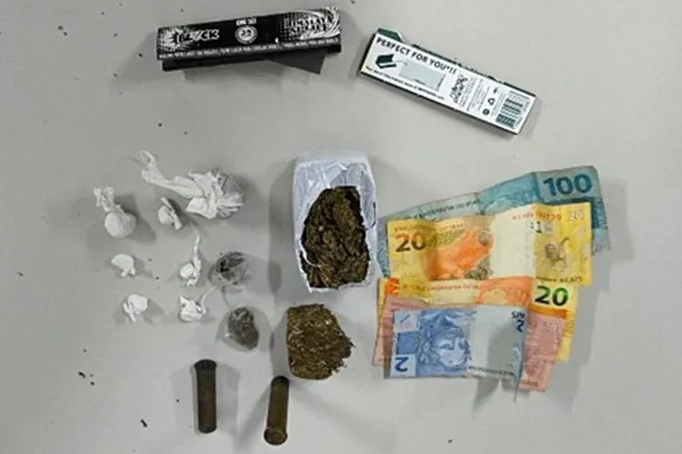 Jovem de 19 anos é preso com cocaína, maconha e munições em Guanambi