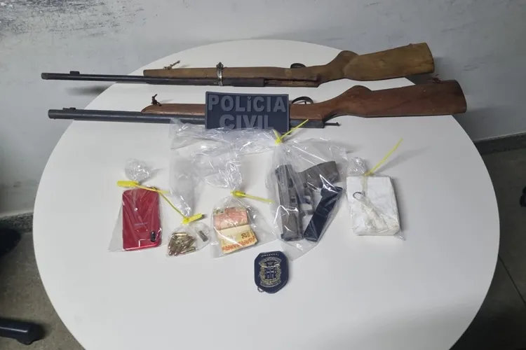 Polícia apreende armas, drogas e prende acusado de tráfico em Barra do Choça