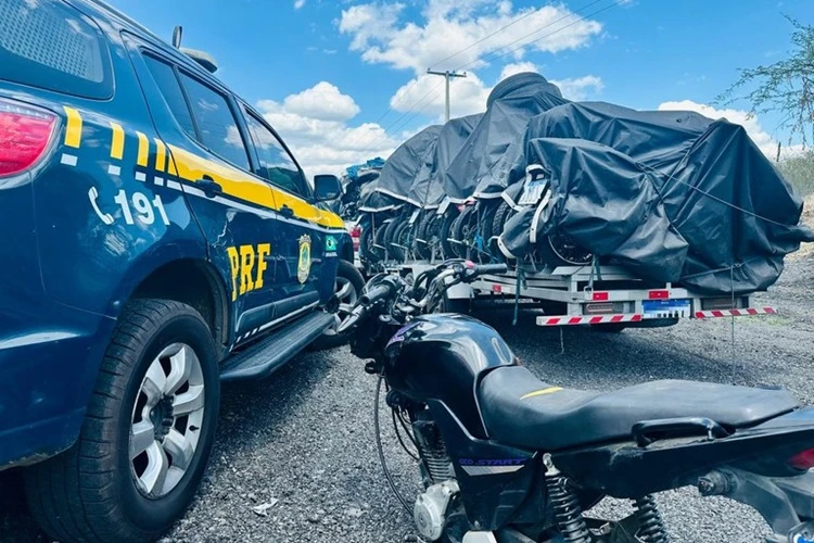 Jequié: PRF recupera motocicleta furtada durante fiscalização na BR-116
