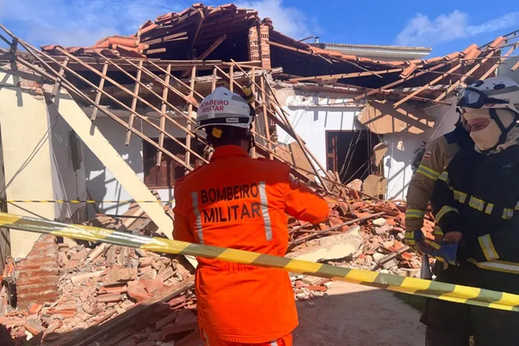 Desabamento de residência mobiliza equipes de resgate e PM em Bom Jesus da Lapa