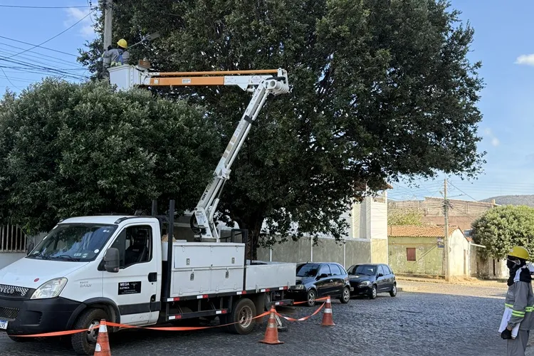 'Cidade Iluminada': Prefeitura restaura iluminação pública em Brumado