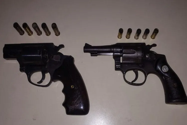 Suspeitos morrem após confronto e armas são apreendidas em Cândido Sales