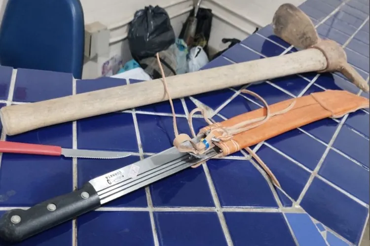 Homem com som na porta de casa é detido com facão, faca e picareta em Brumado