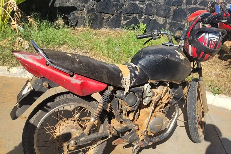 Motocicleta com restrição é apreendida no centro comercial de Paramirim