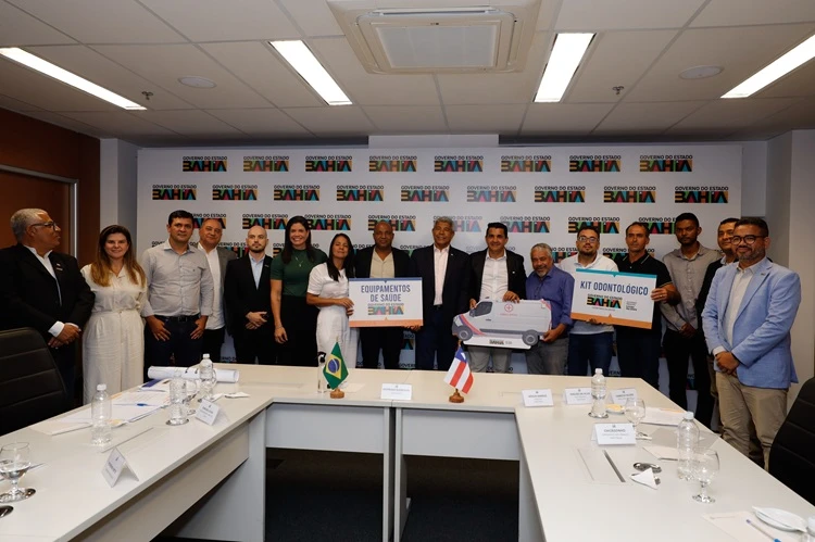 Jerônimo Rodrigues entrega ambulância e equipamentos para a saúde em Maetinga