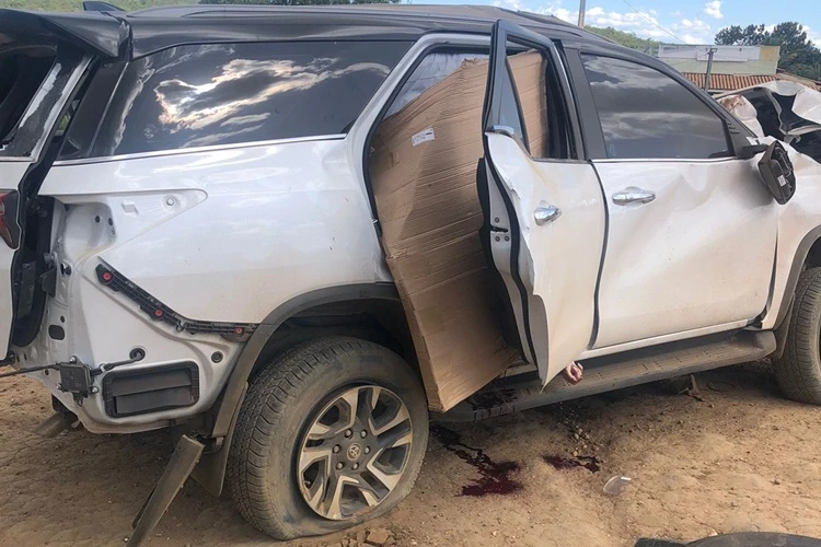 Colisão entre caminhão e caminhonete mata idoso e mulher na BR-030 em Caetité