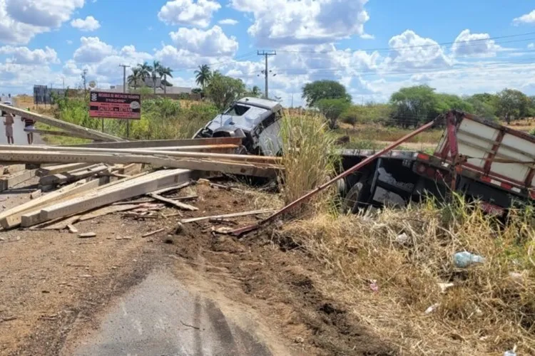 VÍDEO: Carreta com placas de Brumado tomba na BR-030 em Guanambi