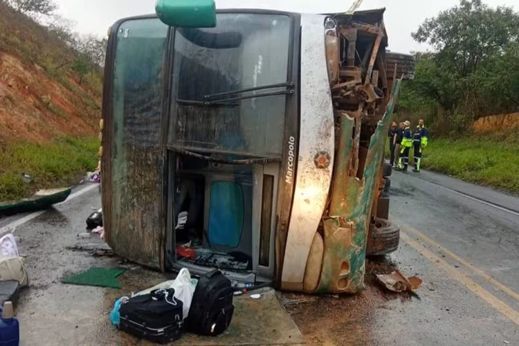 Idoso morre e outras 11 pessoas ficam feridas após ônibus tombar em Irajuba