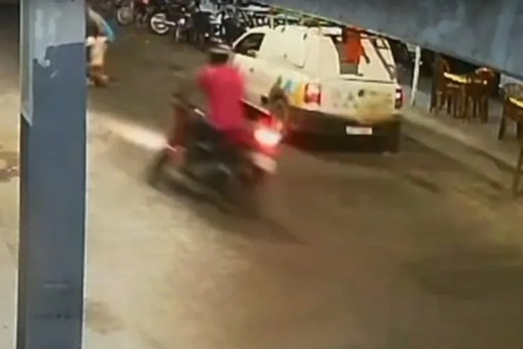 Vídeo: Condutor evita tragédia ao desviar de homem com crianças em Guanambi