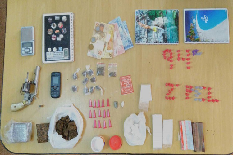 Polícia apreende drogas e revólver na cidade de Caculé