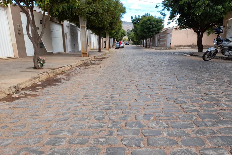 Brumado: Moradores cobram controle de velocidade na Rua Albertino Barreto, antiga Cascalheira