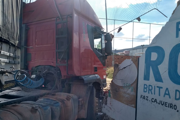 Carreta desgovernada colide contra muro da AABB em Brumado