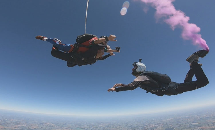 Casal descobre sexo de bebê durante salto de paraquedas