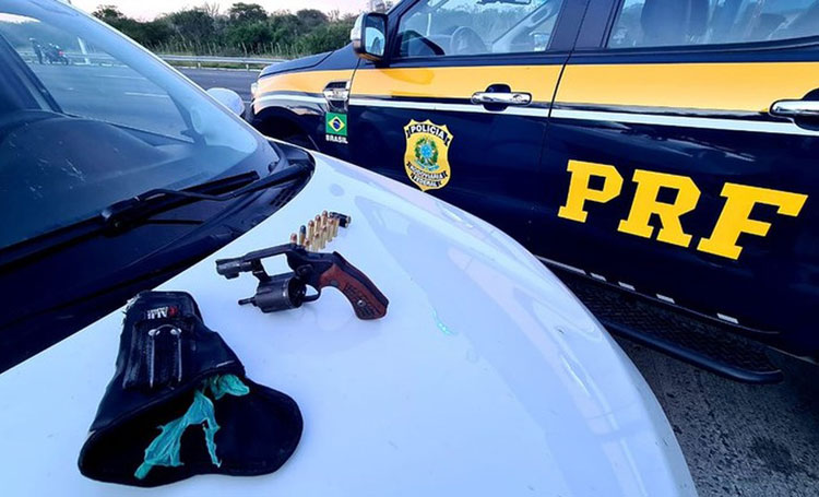 Nova Itarana: Foragido por tráfico de drogas é preso com dupla armada na BR-116