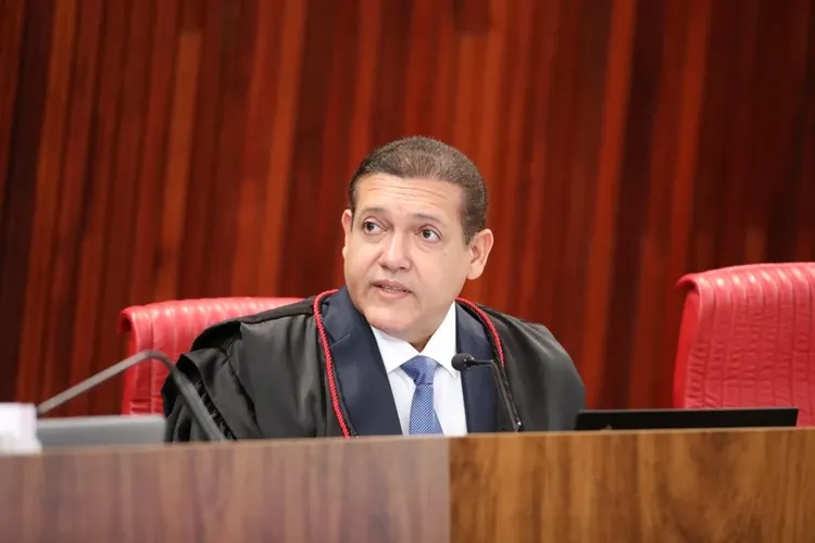Ministro Nunes Marques assume TSE e exalta a votação eletrônica