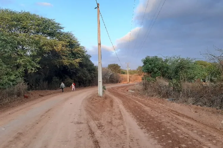 Brumado: 'Antes que a obra seja concluída', populares cobram retirada de postes em Arrecife