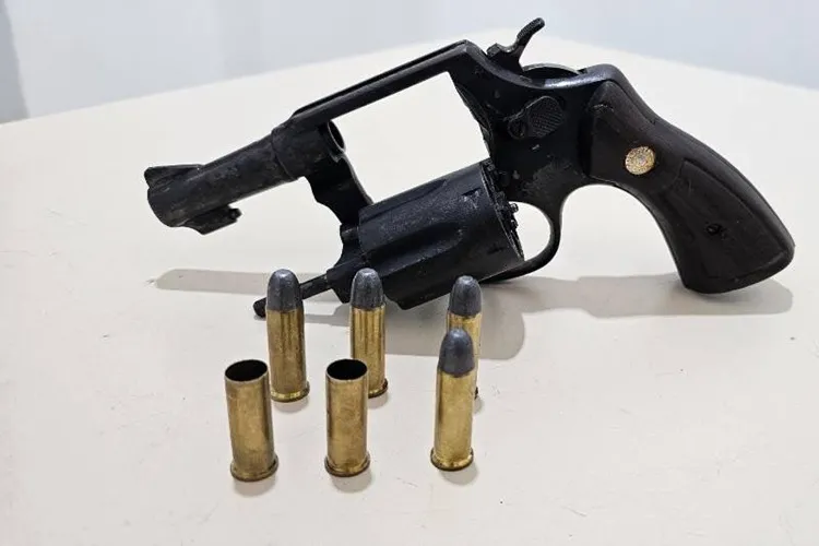 Troca de tiros termina com suspeito ferido e arma apreendida em Vitória da Conquista