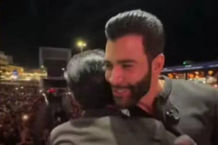 Gusttavo Lima canta com sósia durante apresentação em Jequié