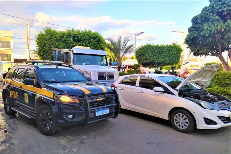2 veículos são recuperados pela PRF em trechos dos municípios de Poções e Rio do Antônio
