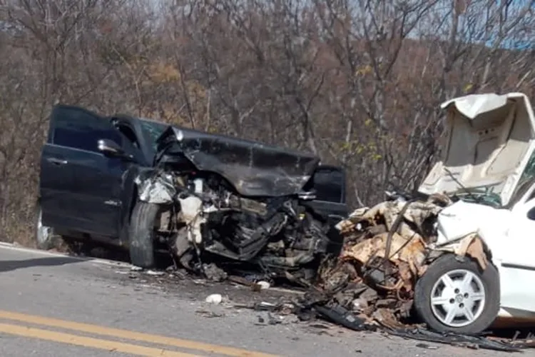 Brumado: Mulher morre e cinco pessoas ficam feridas após batida entre carros na BR-030
