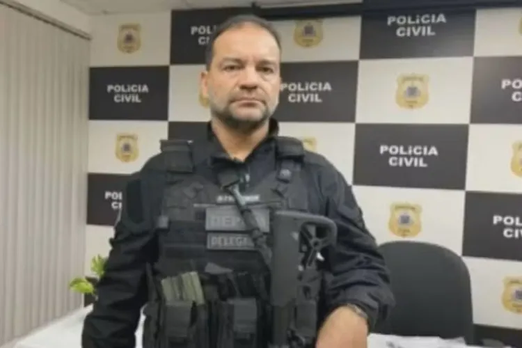 Delegado investigado por suspeita de envolvimento em desvio de fuzis é exonerado