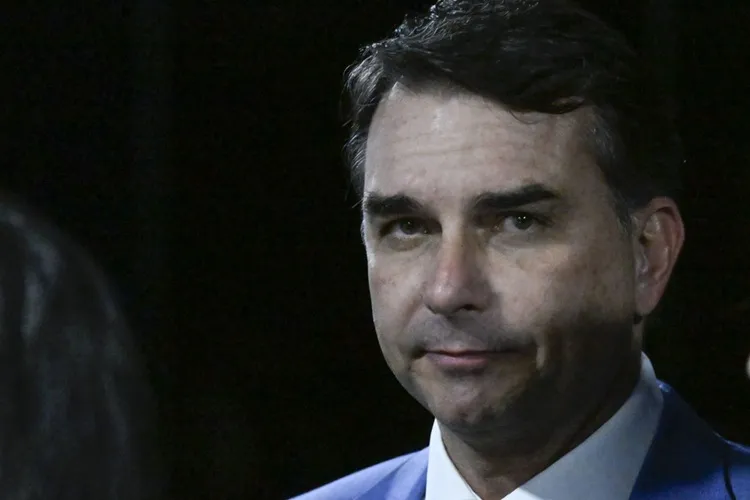 PL registra candidatura de Flávio Bolsonaro no TSE após problemas na filiação